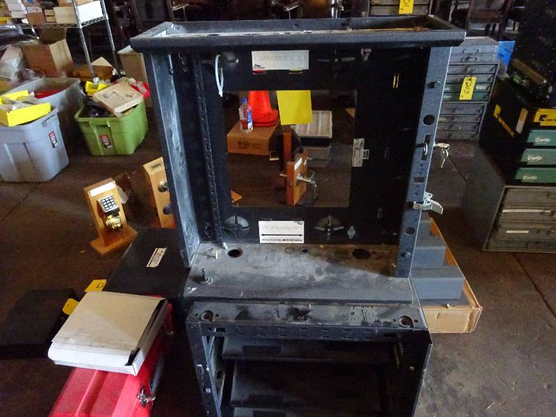 lot 252 image: Stacking Computer Rack