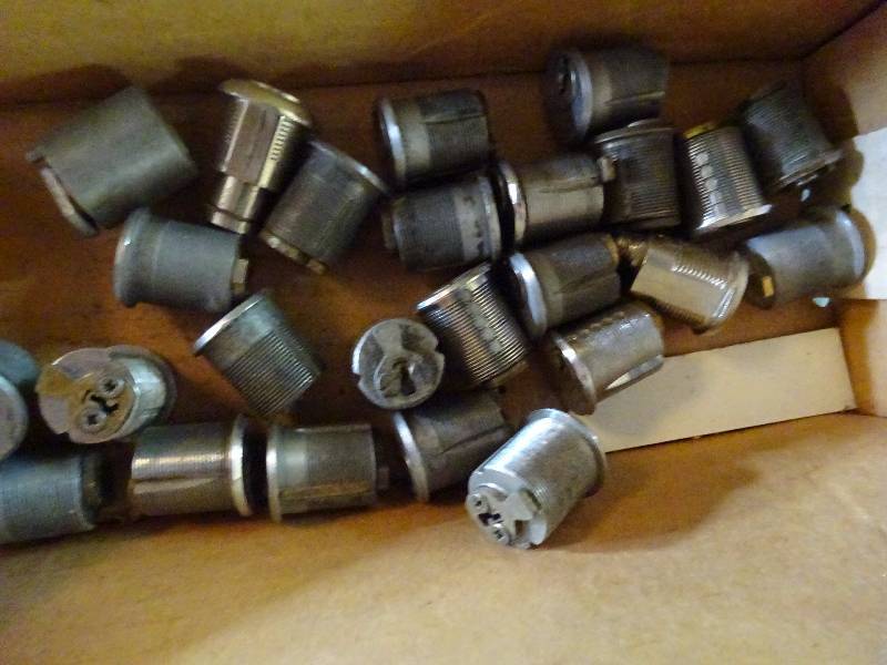 lot 425 image: Peanut Cylinders