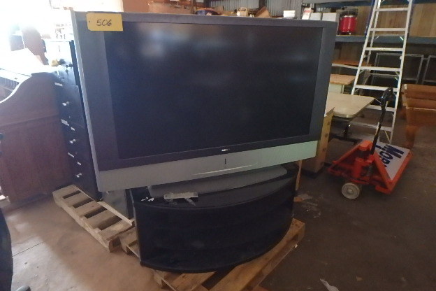 lot 506 image: Big Screen TV