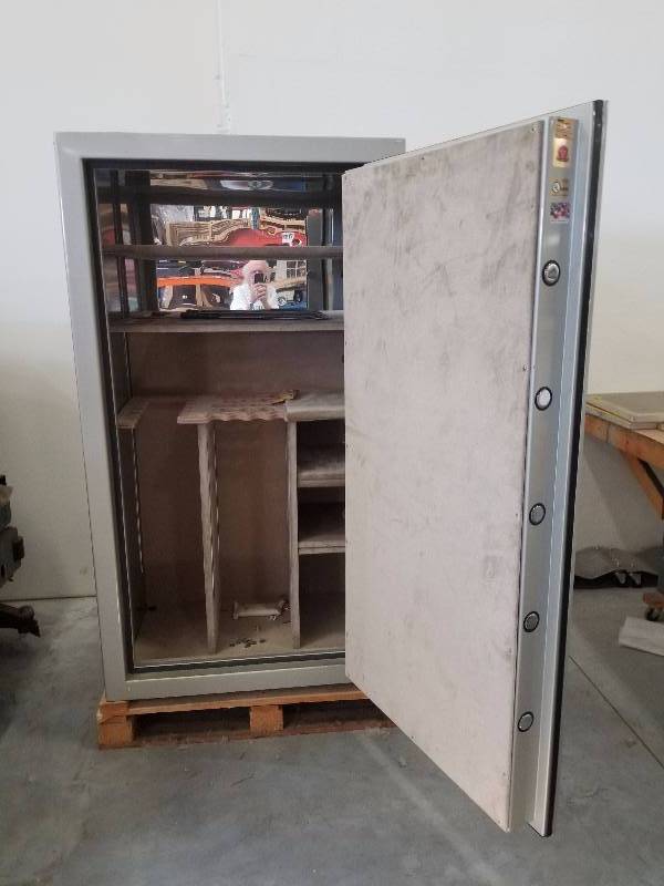 lot 542 image: Large Gun Safe