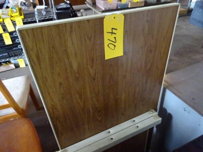 lot 470 image: Table