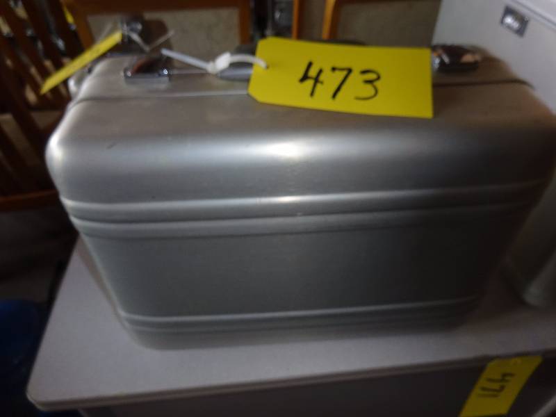 lot 473 image: Medium Metal Case