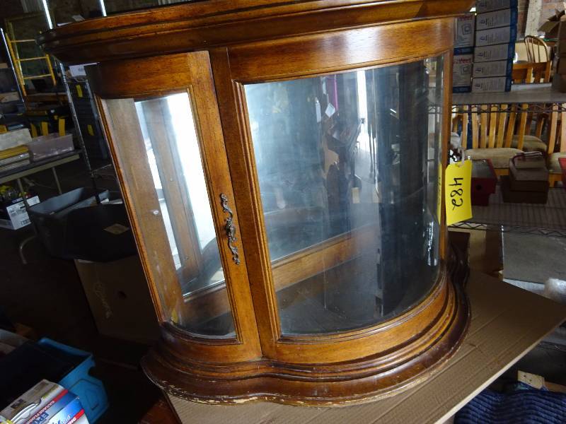 lot 482 image: Table Top Glass case