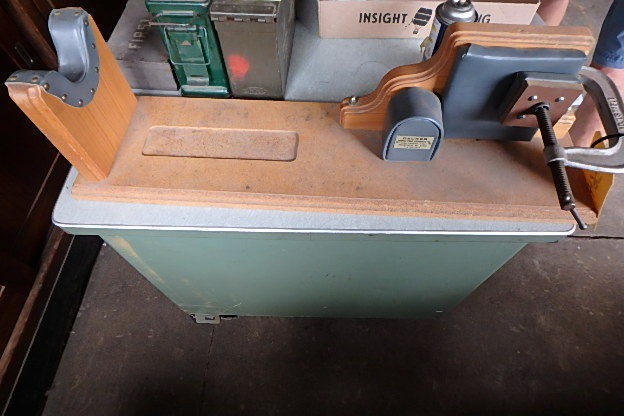 lot 564 image: Gun Bench Rest