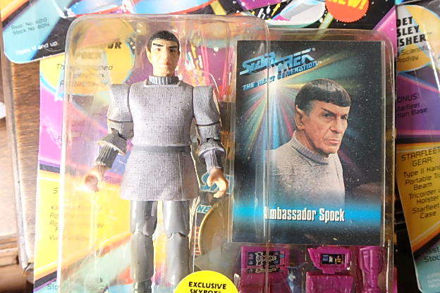 lot 577 image: 12 Star Trek Figurines