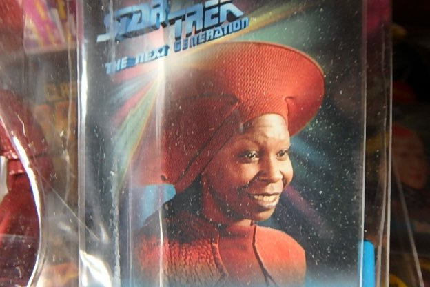 lot 578 image: 10 Star trek Figurines