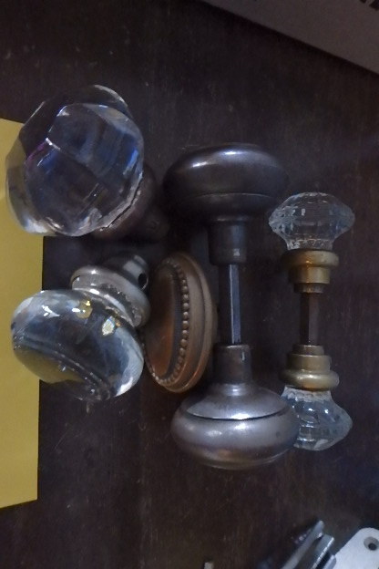 lot 614 image: Antique CrystalGlass Door Knobs