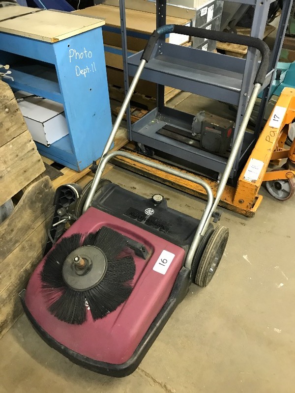 Manual floor sweeper