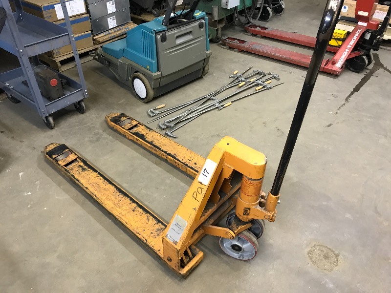 Heavy duty pallet jack