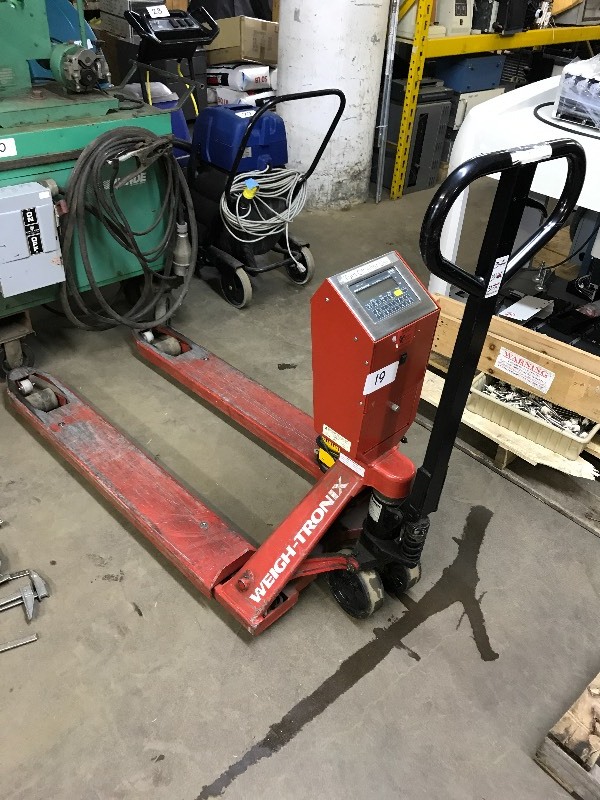 Weighing pallet jack