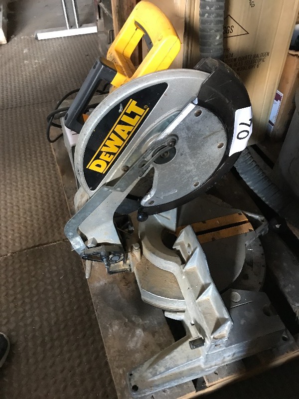 Compound miter saw