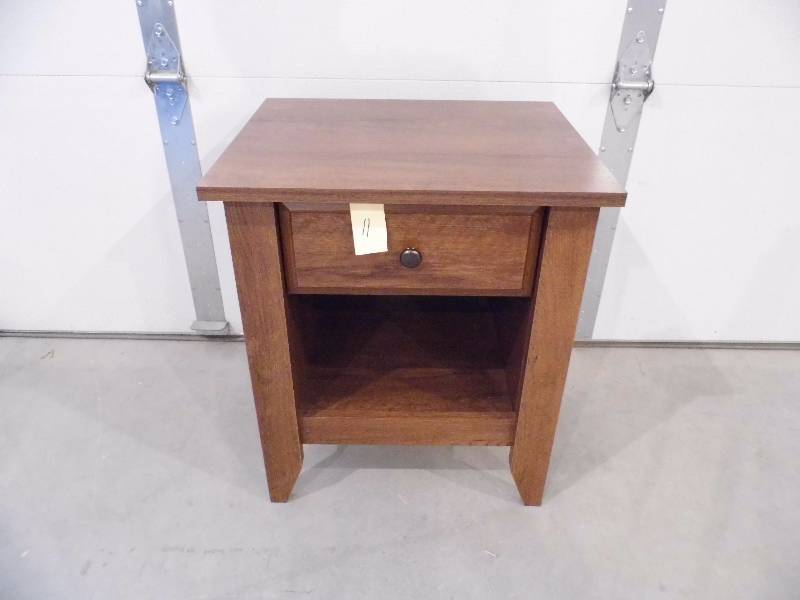 lot 11 image: End Table  Nightstand