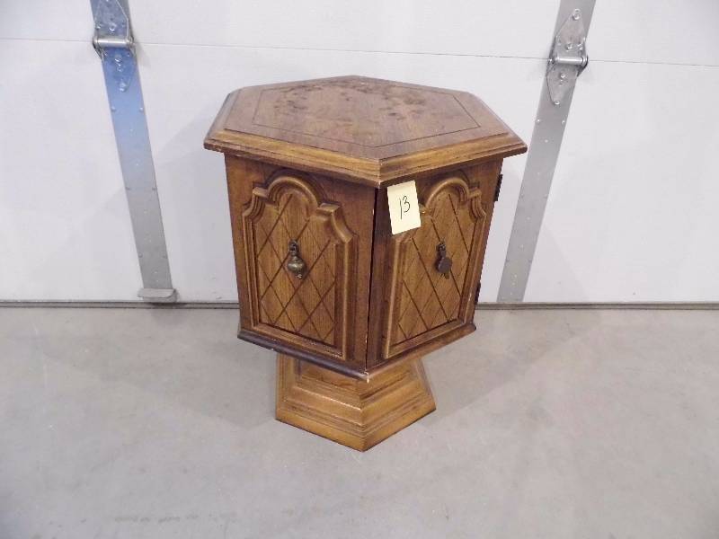 lot 13 image: End Table