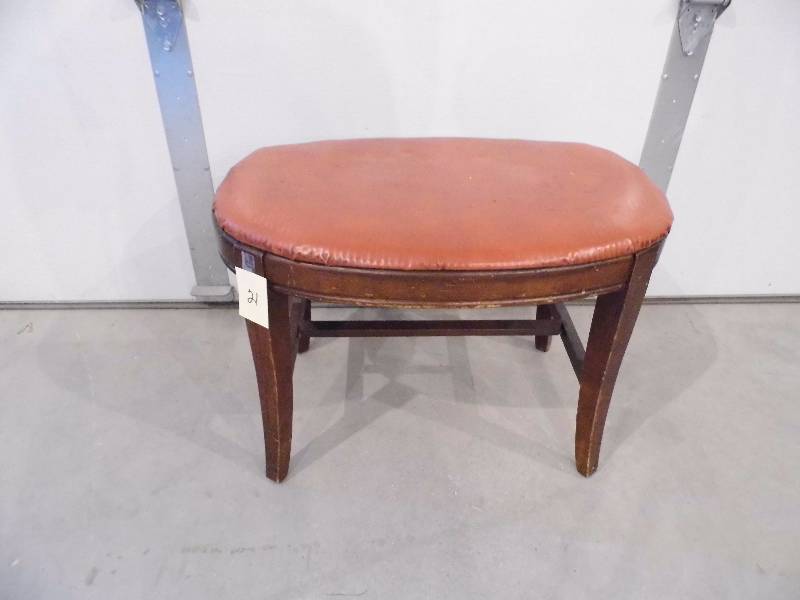 lot 21 image: Bench