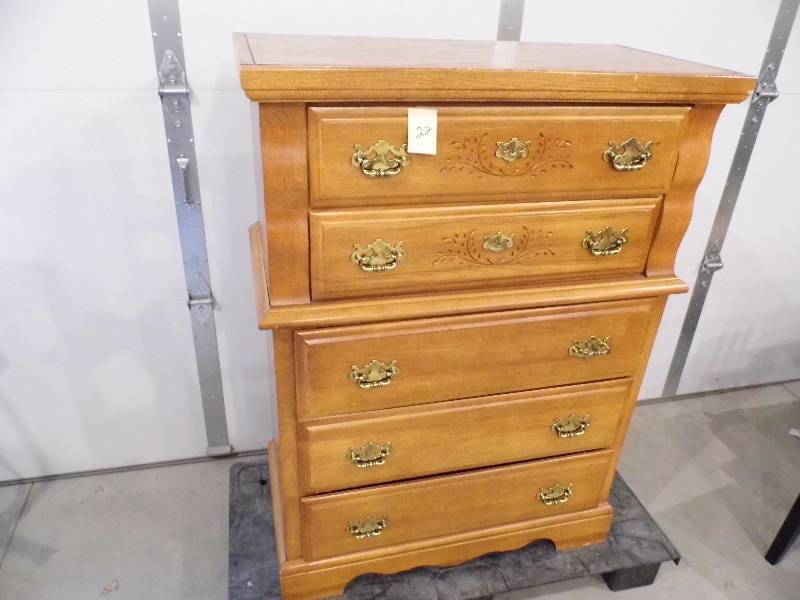 lot 22 image: Dresser