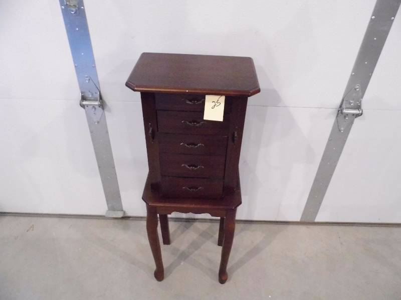 lot 25 image: Jewelry Chest