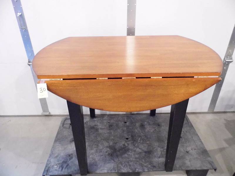 lot 30 image: Drop Leaf Table w Chairs