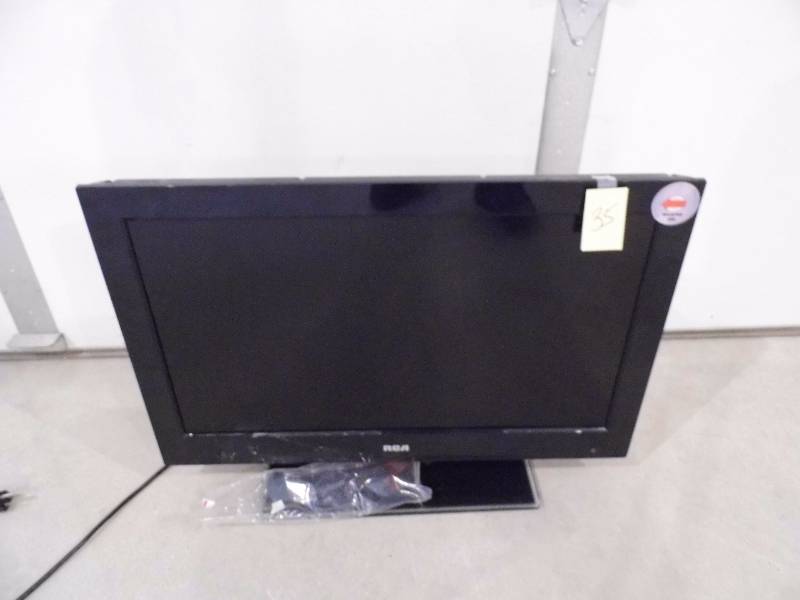 lot 35 image: 26 RCA TV  DVD Combo