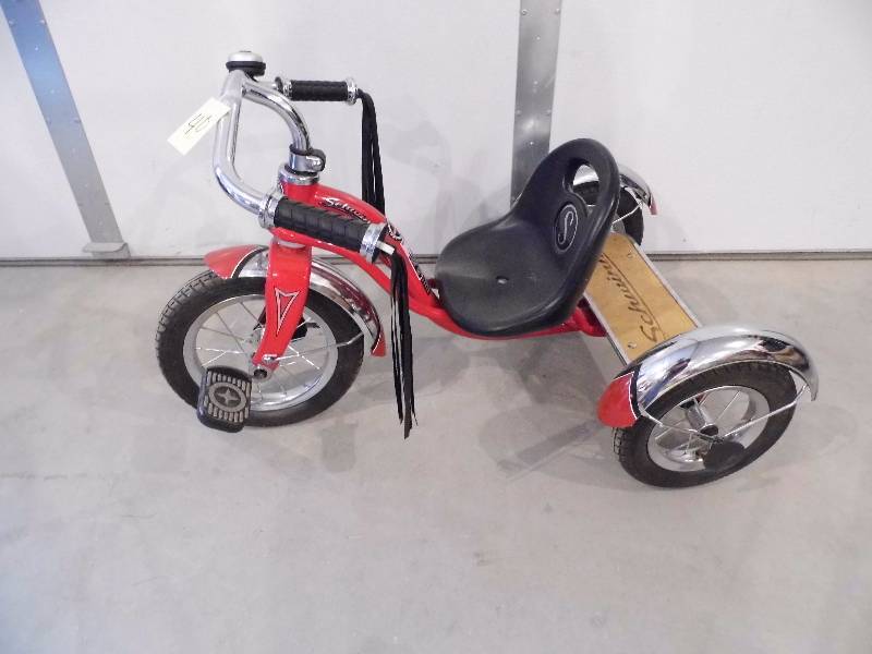 lot 40 image: Schwinn Trike