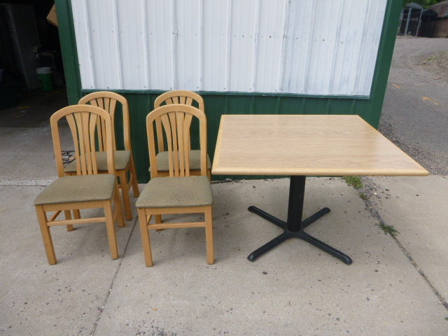 lot 6 image: Table with 4 Chairs
