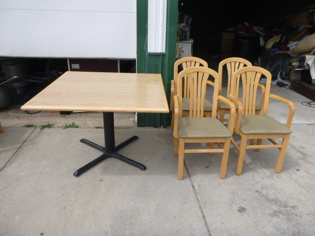 lot 7 image: Table with 4 Chairs