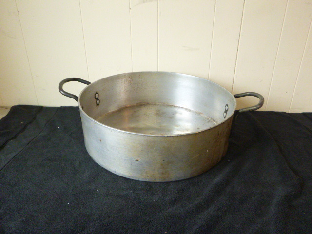 lot 37 image: Large Aluminum Pan