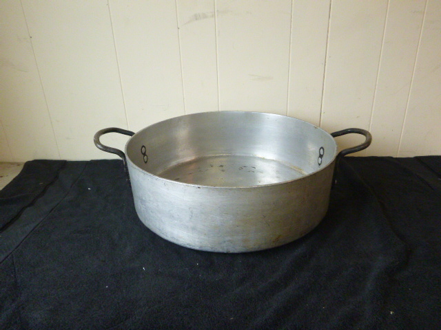 lot 38 image: Large Aluminum Pan