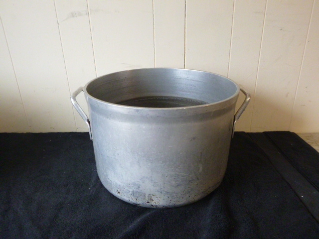 lot 40 image: Large Aluminum Pot