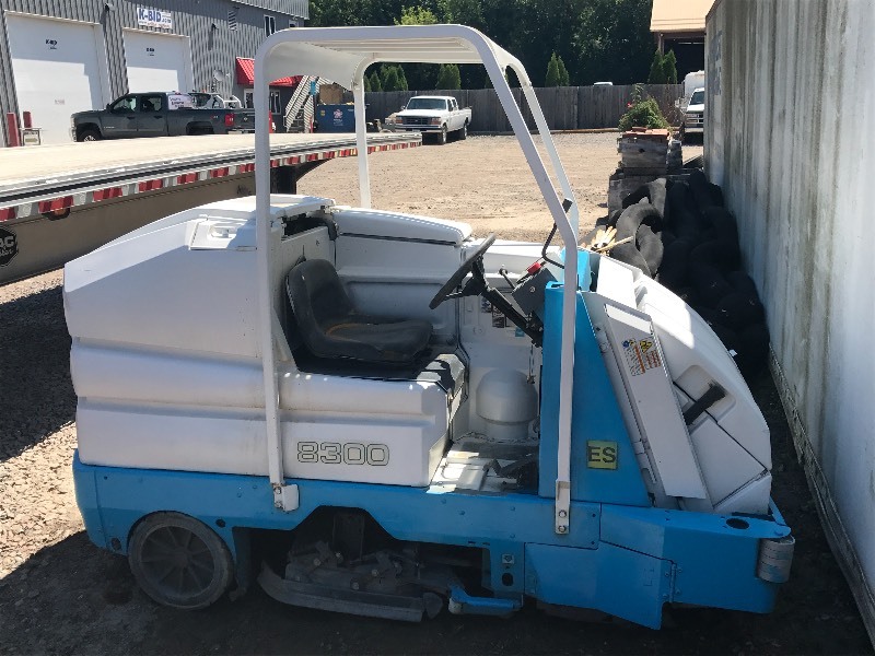 lot 4 image: Tennant 8300 Floor Scrubber