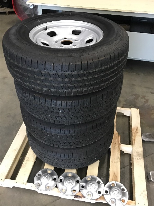 lot 6 image: (4) Wheels & Tires
