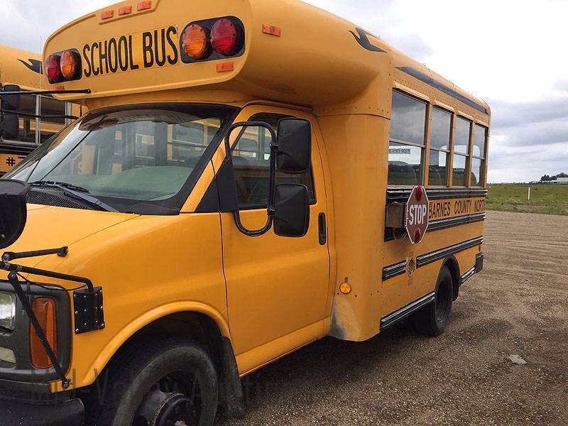 lot 5 image: 2001 Chevrolet mini bus