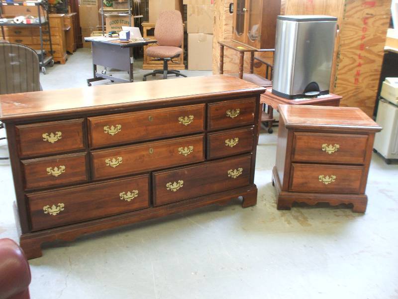 8 DRAWER DRESSER AND NIGHT STAND