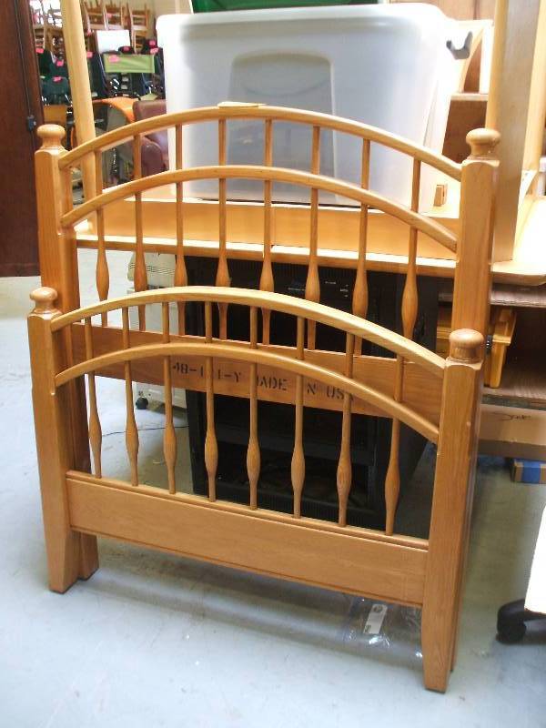 SOLID WOOD  TWIN BED