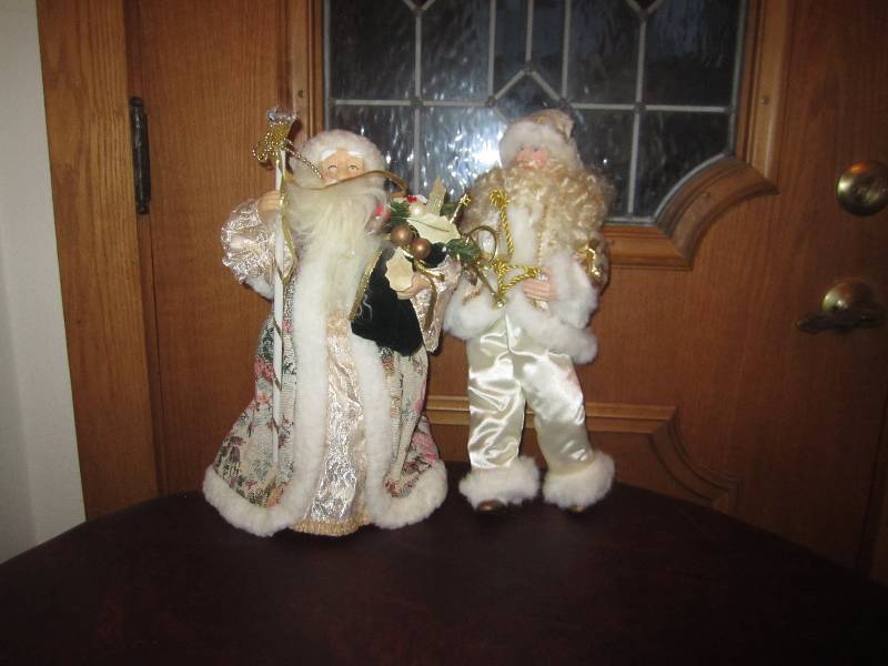 lot 96 image: SANTAS AND SNOWMEN