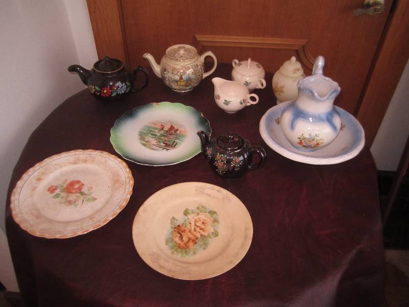 lot 108 image: TEA POTS AND PLATES