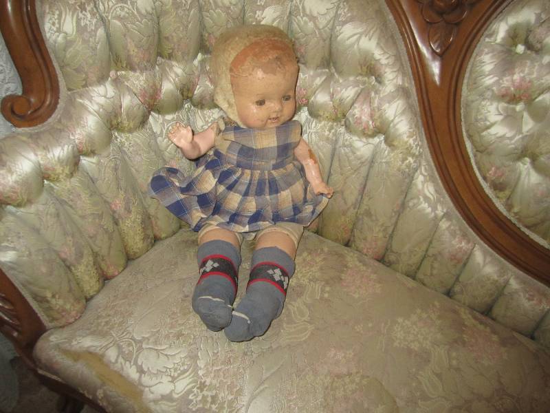 lot 126 image: VINTAGE DOLLS