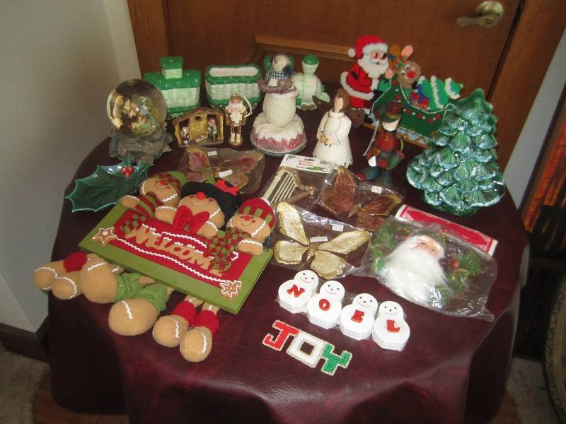 lot 127 image: CHRISTMAS DECOR ITEMS