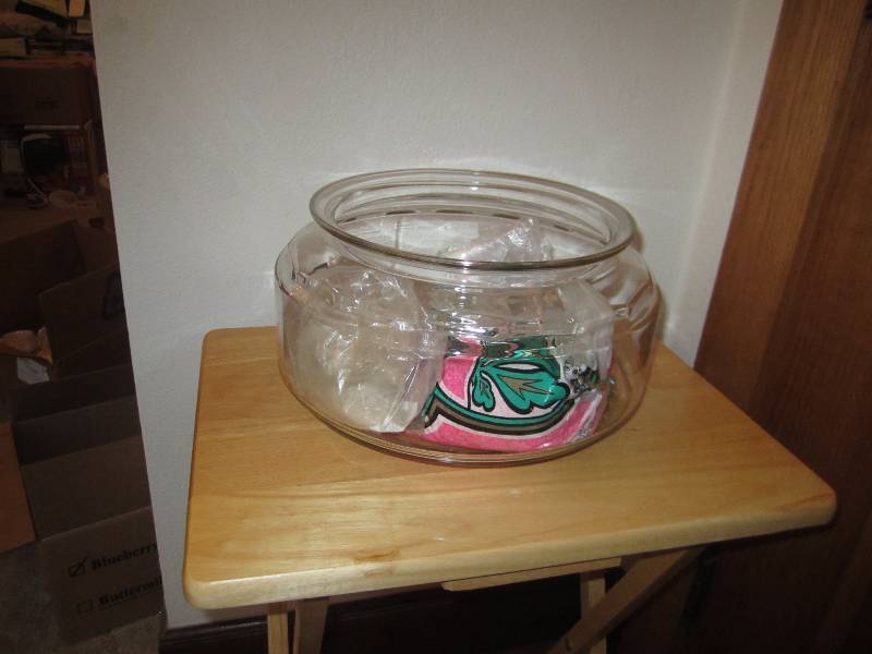 lot 142 image: GLASS FISHBOWL WITH GRAVEL AND WIND CHIMES