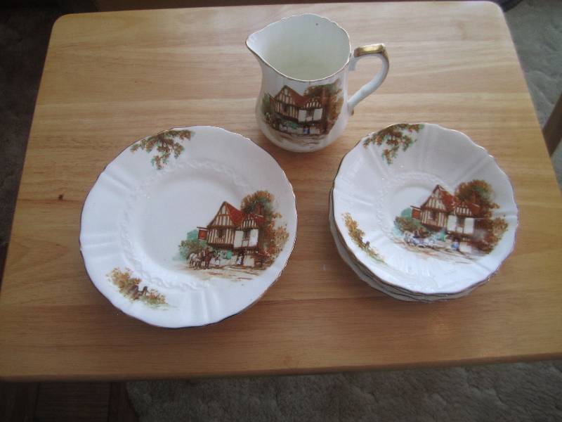 lot 82 image: DECORATIVE PLATES AND CREAM PITCHER