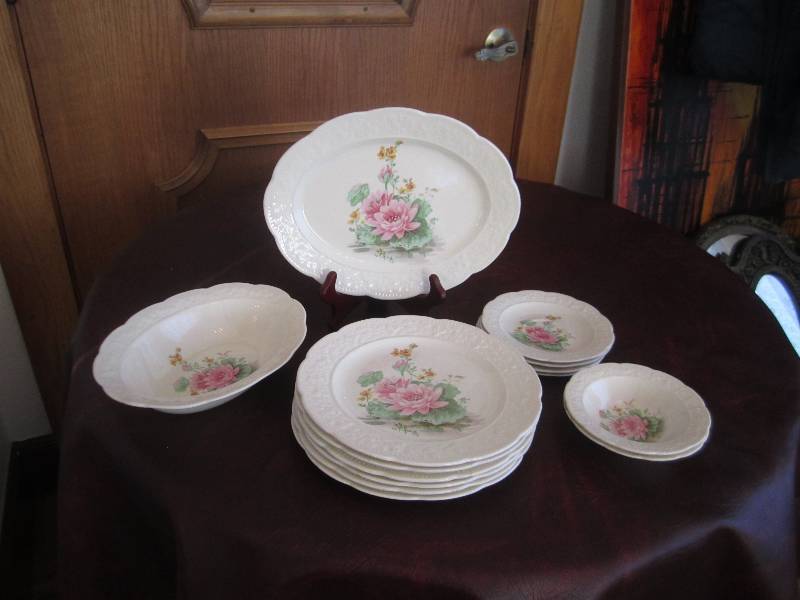 lot 138 image: KNOWLES CHINA DISHES