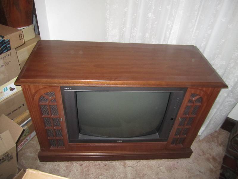 lot 28 image: RCA CONSOLE TV