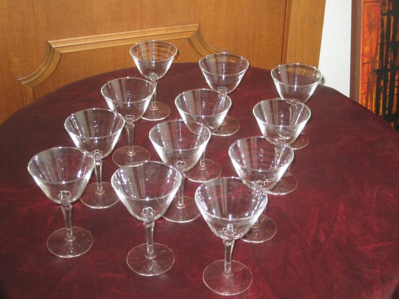 lot 95 image: 12 SHERBERT GLASSES, 14 LIQUOR GLASSES