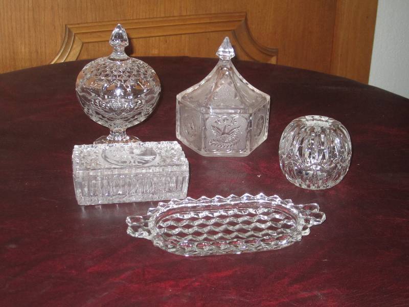 lot 146 image: 4 lead crystal (Yugoslavia) candy dishes and 1 glass serving tray
