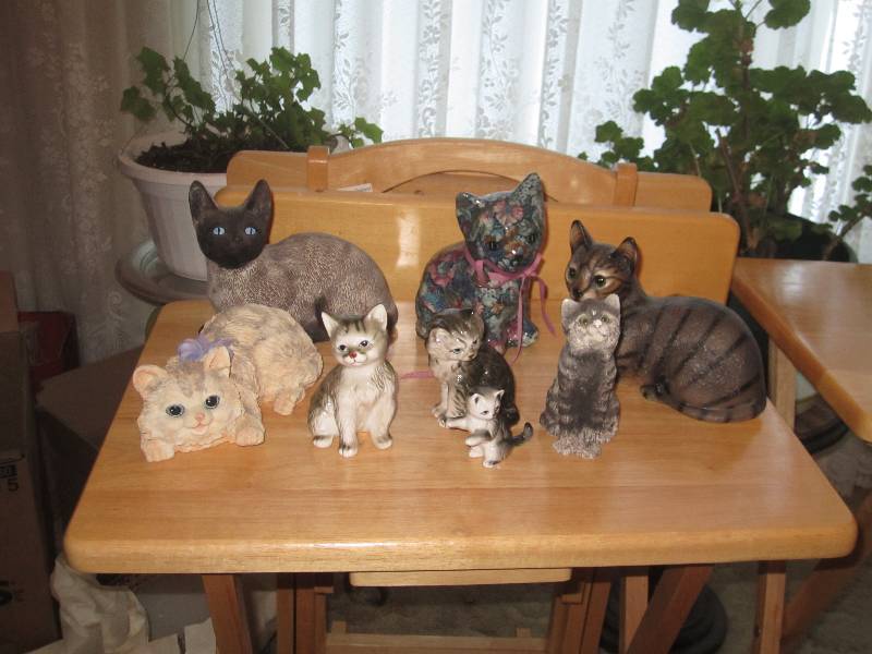 lot 156 image: CEILING LIGHT FIXTURE, CAT STATUES AND PEN HOLDERS