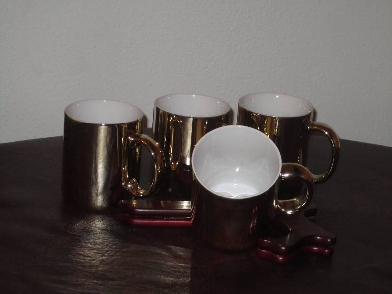 lot 110 image: HAND PAINTED GOLD COLOR MUGS, MISC GLASS WARE