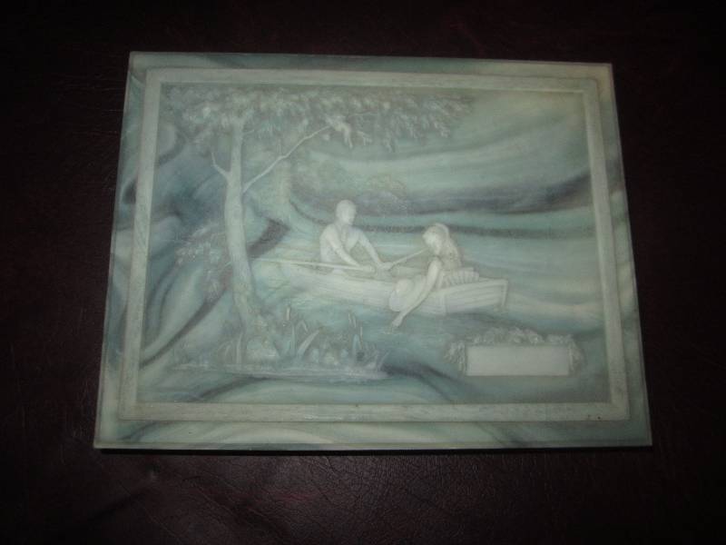 lot 77 image: 1983 AVONDALE VELVET LINED MUSICAL JEWELRY BOX