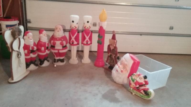 lot 36 image: OUTDOOR LIGHT UP CHRISTMAS DECORATIONS