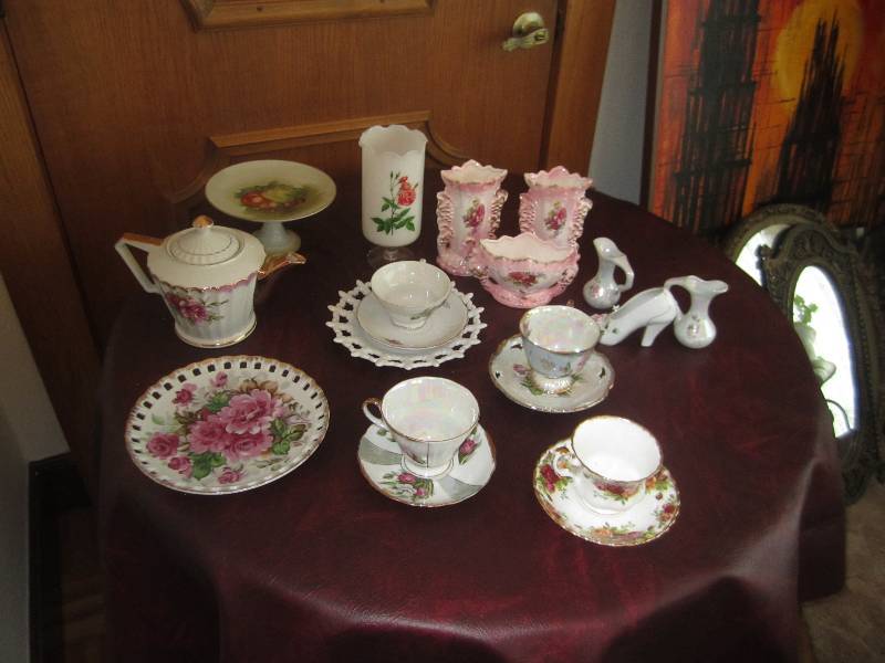 lot 152 image: HOME DECOR ITEMS, ROSES AND HEARTS