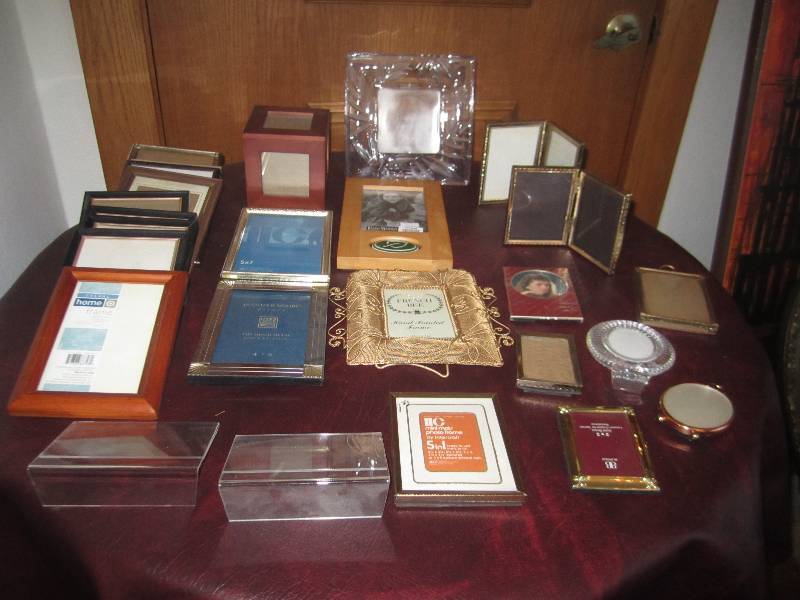 lot 32 image: BOX OF SMALL PICTURE FRAMES
