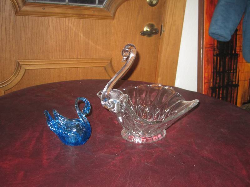 lot 99 image: TWO GLAS SWANS